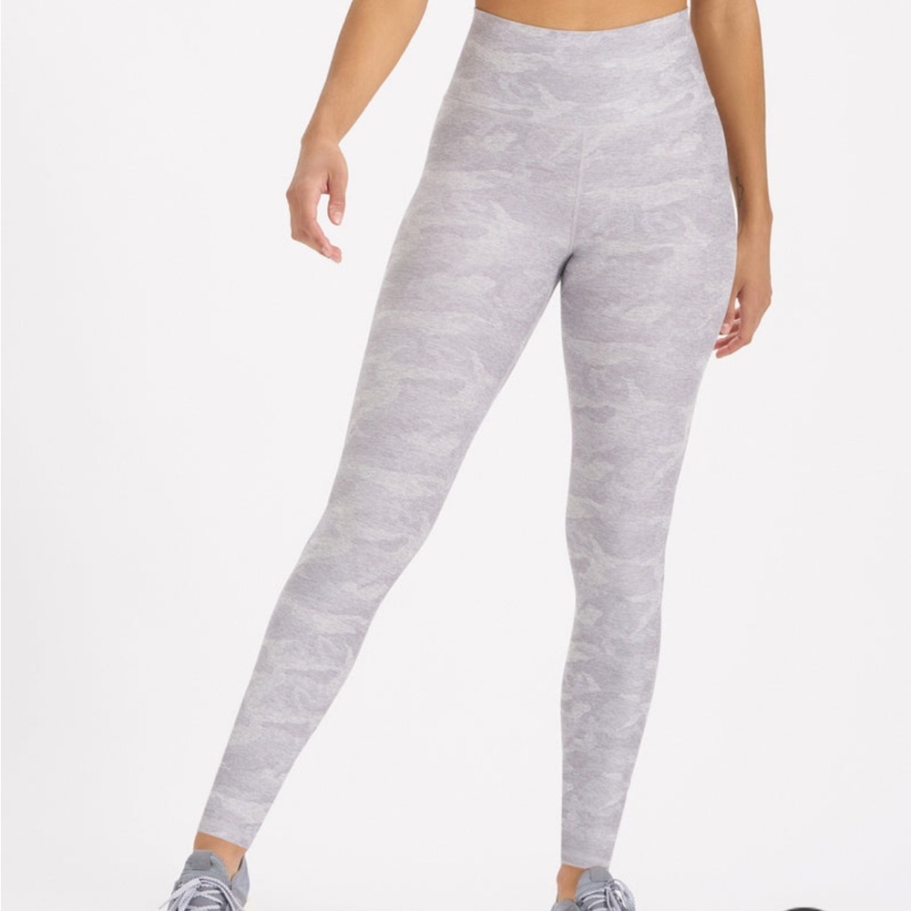 Like NEW Vuori clean elevation leggings.  Size M light camo